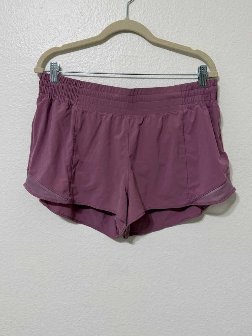 Lululemon Hotty Hot Shorts Women’s 14 Mauve 2.5” Inseam Running Workout Gym